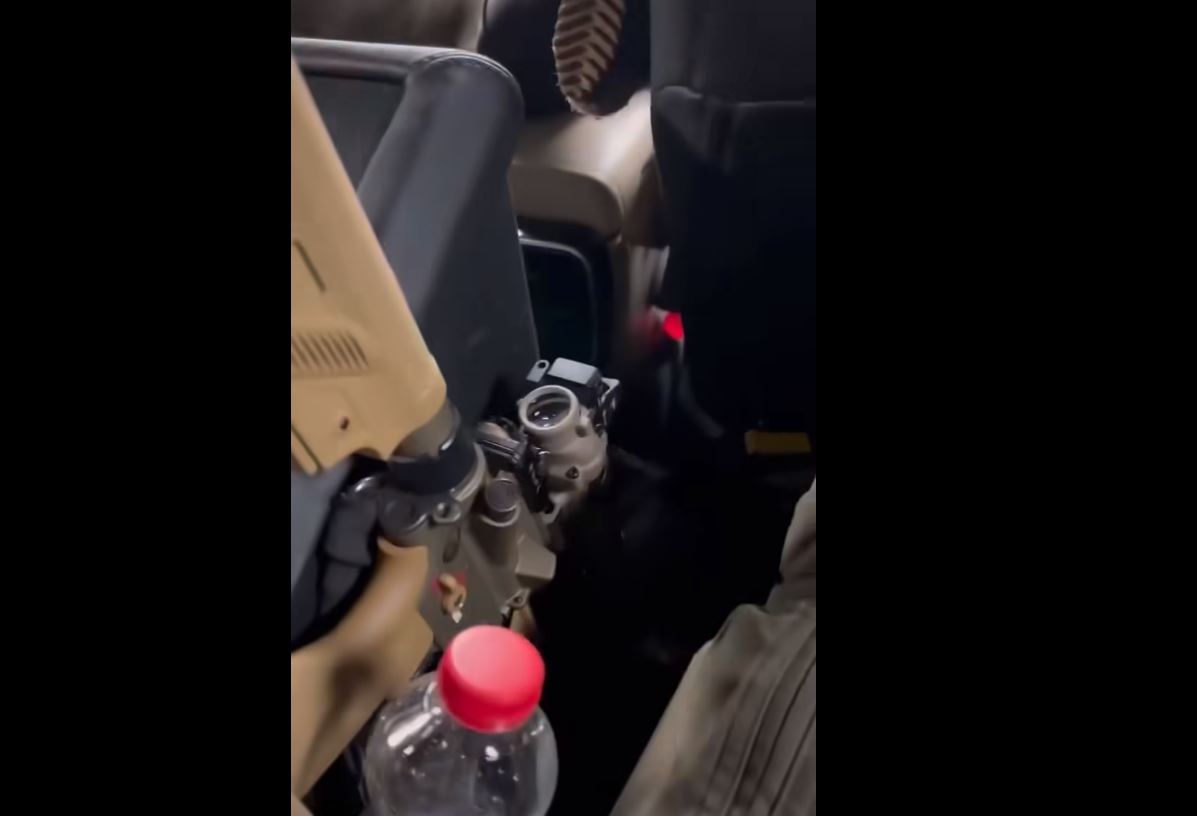 “Jo s’ka vdekë pushka e Luanit, gjallë e kemi UÇK-në” – jehon kënga në autoblindën e Njësisë Speciale