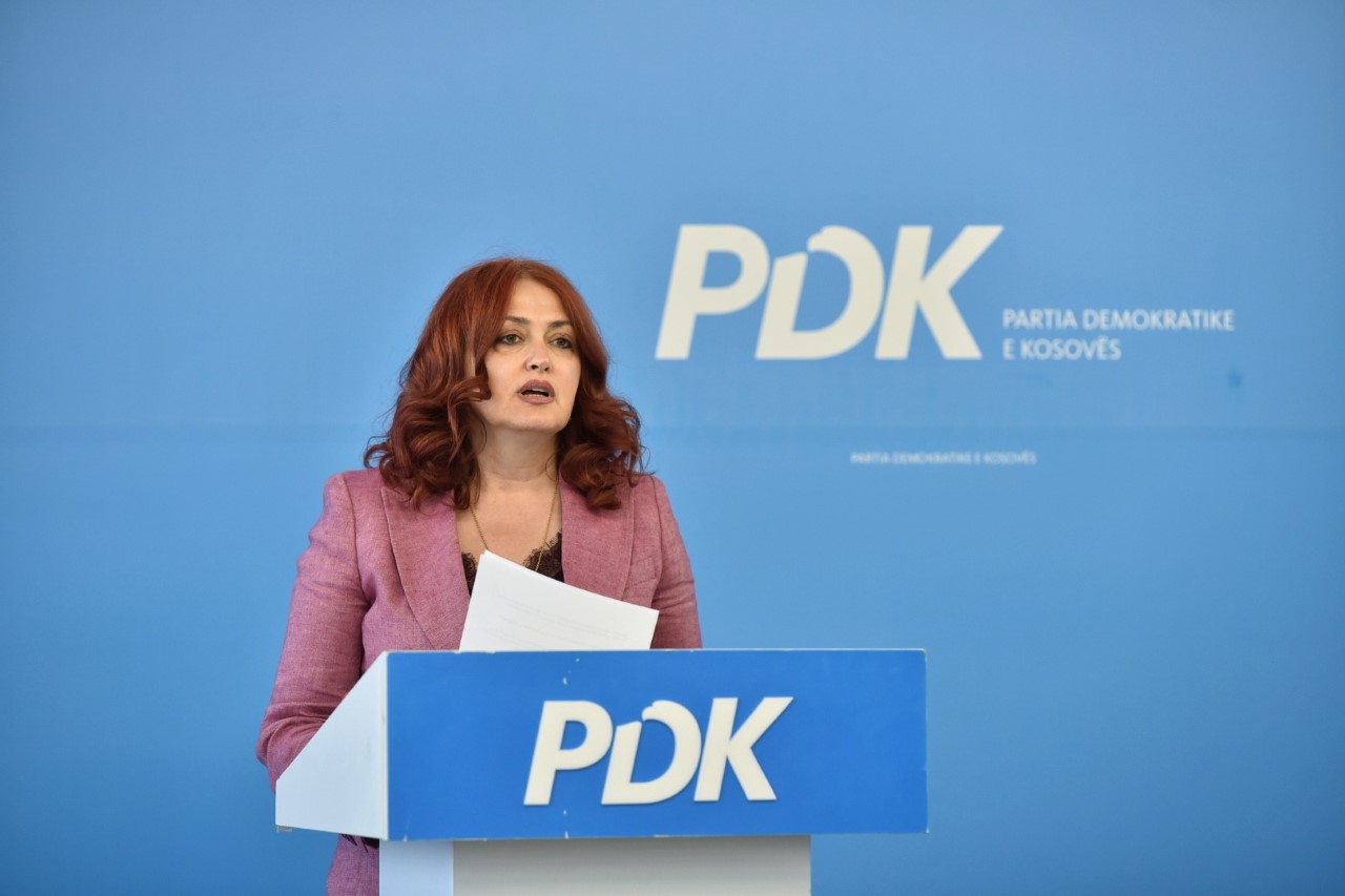 Hoxha: Shumë familje s’kanë qasje në e-Kosova për aplikim të librave, po shkelet Kushtetuta