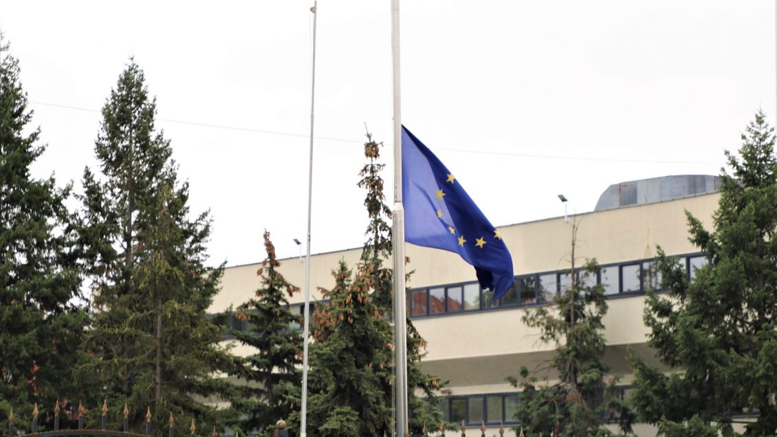 Flamuri i BE-së në gjysmështizë, EULEX-i nderon policin e vrarë Afrim Bunjaku