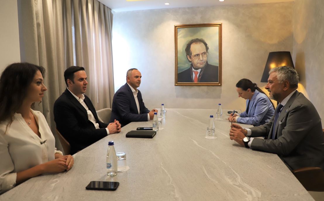 Shefi i EULEX-it takohet me Abdixhikun, flasin për situatën aktuale dhe sundimin e ligjit
