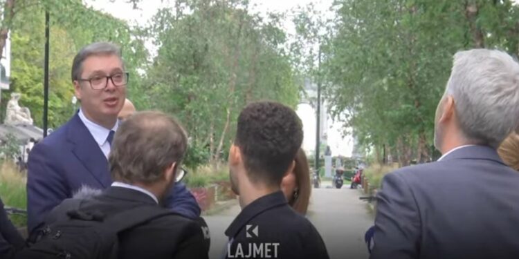 Vuçiq paralajmëron vizitë në Kosovë, gazetari kosovar e pyet a mori leje nga Kurti (VIDEO)
