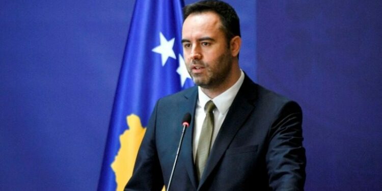 Konjufca del me shpjegim për deklaratën e Vjosa Osmani për Macronin: U morën me formën si e tha