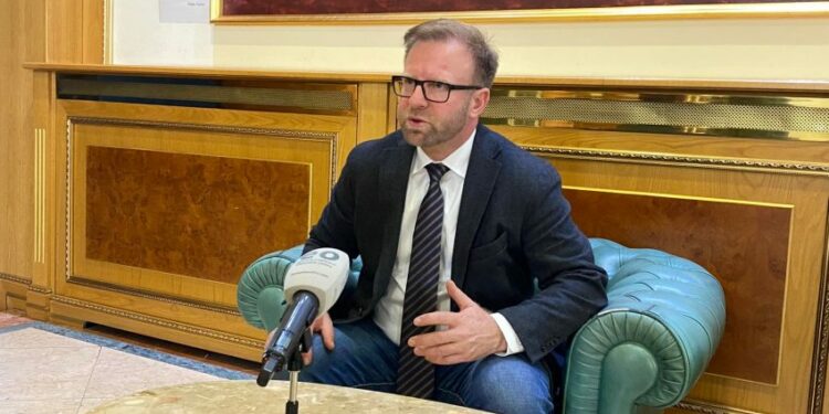 Haki Abazi tregon se si e njeh Lajçakun: Kurti i ka ditur të gjitha për të