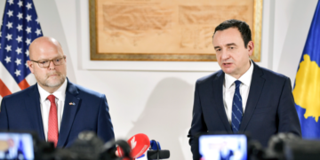 Hovenieri i shkon Kurtit në zyrë