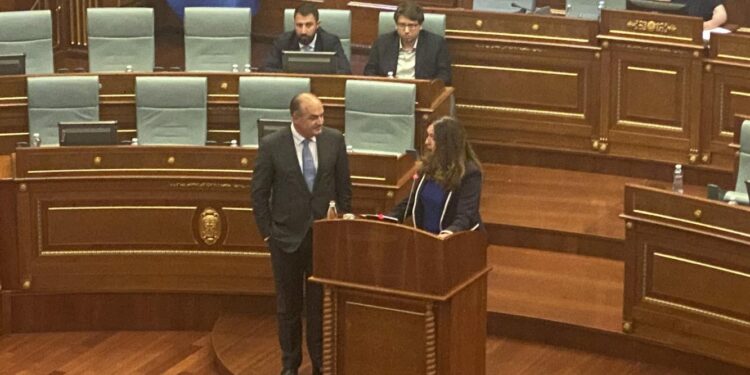 Debatojnë ashpër Nagacvi e Hoxhaj – deputeti i qëndron afër ministres deri sa ajo flet në foltore