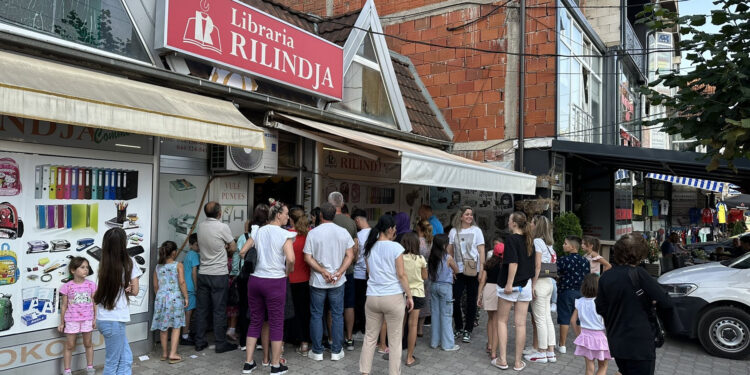 Metoda e lodhshme e Qeverisë për librat, prindërit ankohen se s’po i gjejnë krejt tekstet dhe po enden disa herë nëpër librari