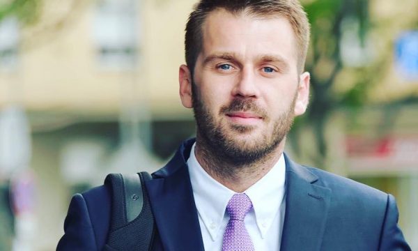 Shefi i Kabinetit të Konjufcës thotë se Manastirin e Banjskës është kapur arsenal armësh