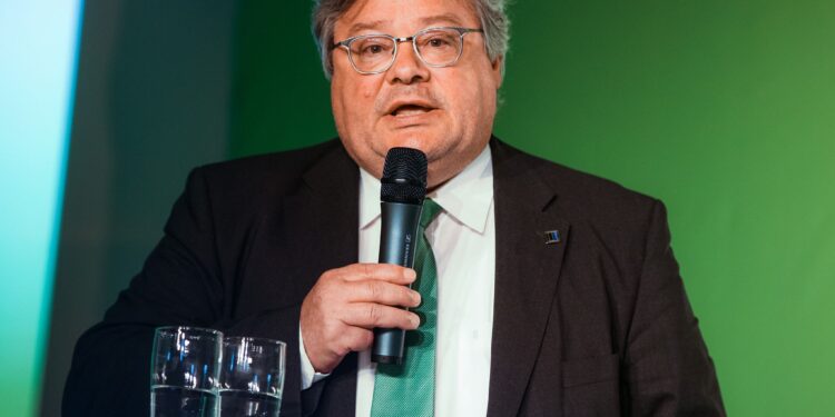 Politikani gjerman i ashpër me Borellin, BE-në e SHBA-në: Po bëni politikë të një anshme në favor të Serbisë