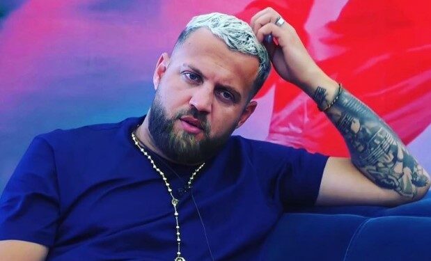 Luizi ndikon edhe te nxënësit, publikon fotografi të bankës shkollore e mbushur me emrin e tij