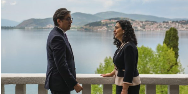 Osmani bashkë me Pendarovskin do të përurojnë bustin e Nënë Terezës në ambasadën e Kosovës në Shkup