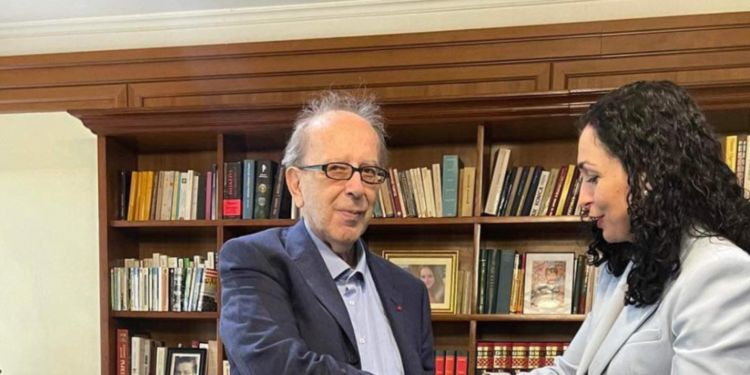 Osmani ia dorëzon Ismail Kadaresë dekretin e nënshtetësisë së Kosovës