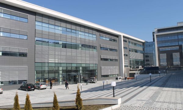 Lirohen në procedurë të rregullt 3 zyrtarët komunalë që u arrestuan nën dyshimin për keqpërdorim të detyrës zyrtare
