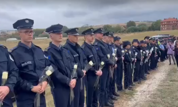 Varrimi i policit Afrim Bunjaku, Hovenier dhe Szunyog në ceremoni – kolegët në rend me lule