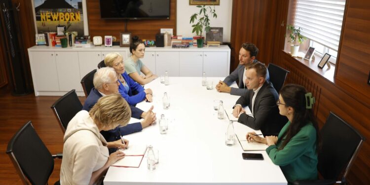 Zogaj pret në takim një delegacion nga Holanda