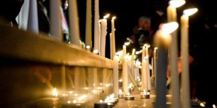 Sonte para Stacionit Policor në Prishtinë ndizen qirinj për policin që u vra në detyrë