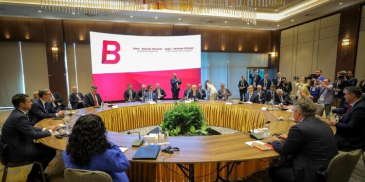 Kosova dhe Serbia “të mos ndërpresin komunikimin”