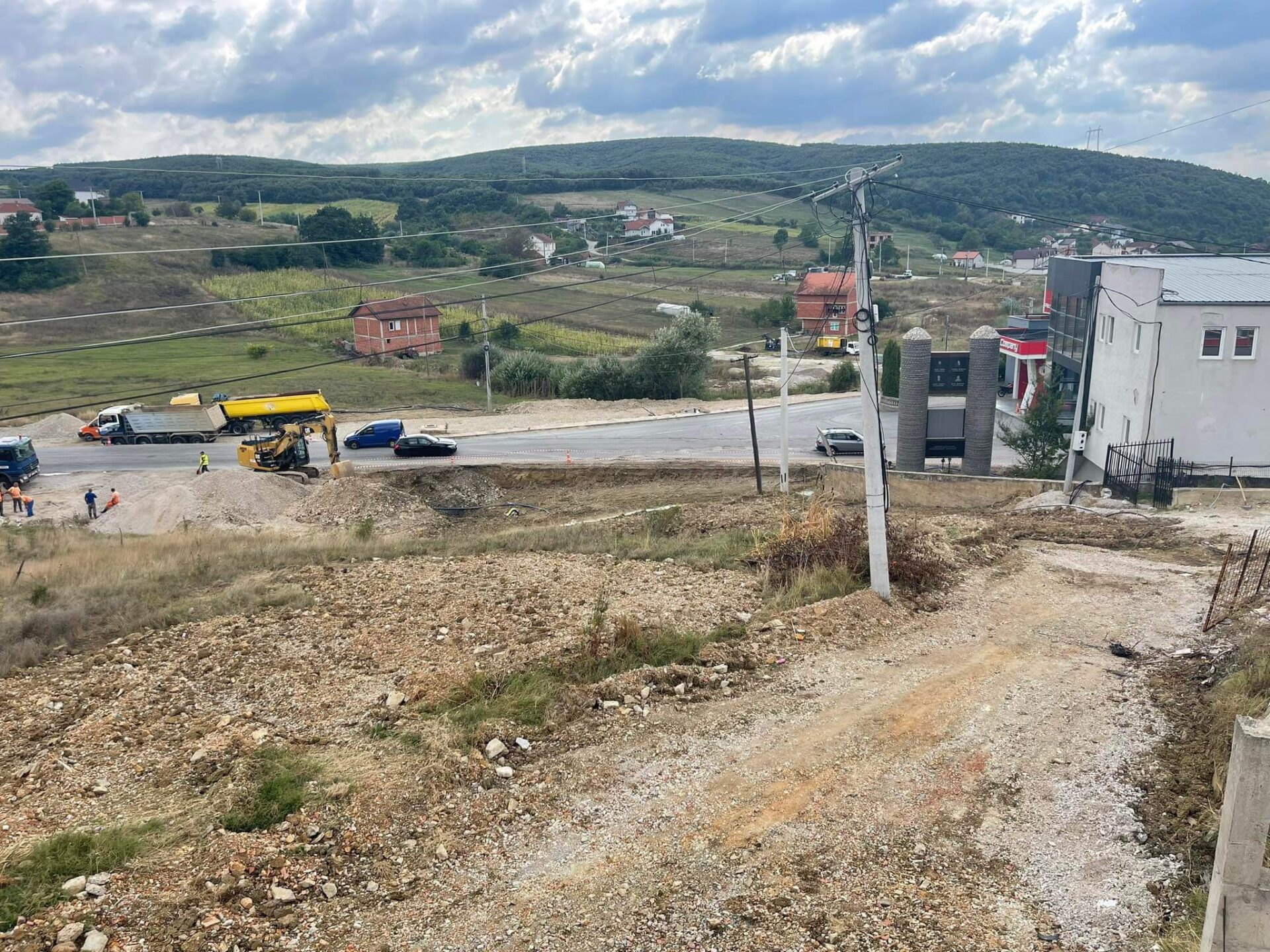 Një lagje mbetet pa rruge në Skenderaj, banorët ankohen: Operatori po punon shumë ngadale