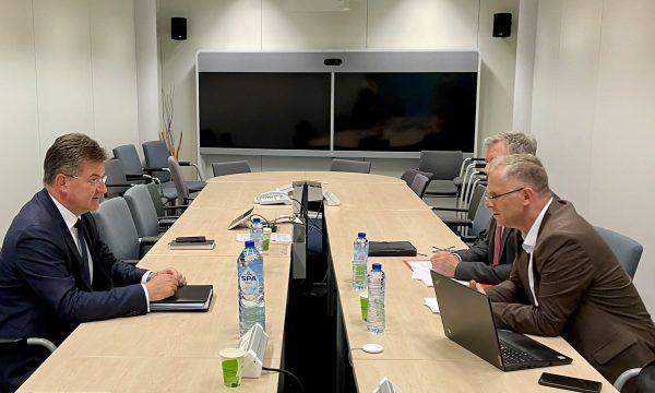 Përgatitjet për takimin e 14 shtatorit – kriza në Veri, tema kryesore që s’figuron në agjendë?