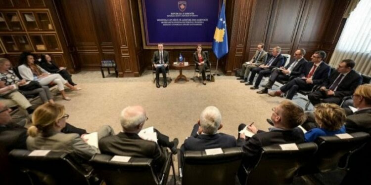 Kurti dhe Gërvalla takohen me Korin Diplomatik i njoftojnë ata për sulmin terrorist në veri