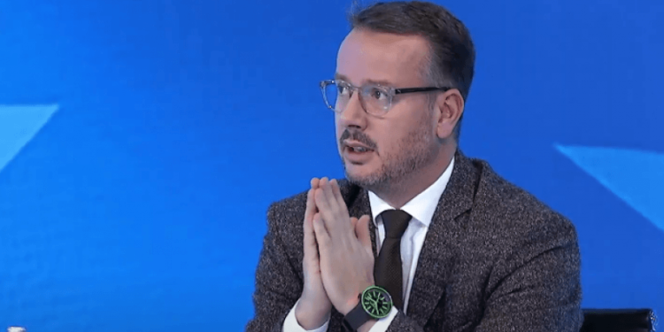 “Vetëm koha, vendi dhe rrethanat dallojnë”, Kajtazi: Ai që ka ngjashmëri me Hitlerin është Albin Kurti