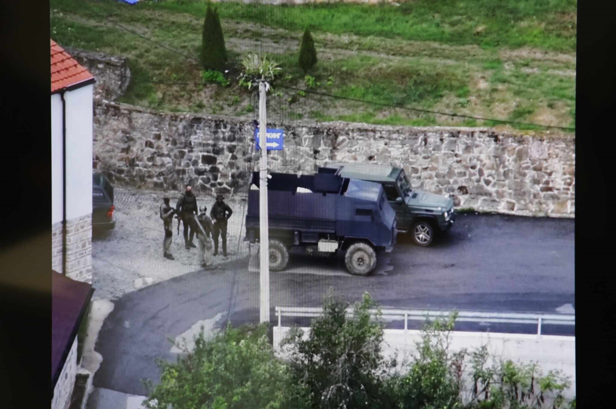 Policia e largon auto-blindën e dytë të grupit terrorist nga Banjska
