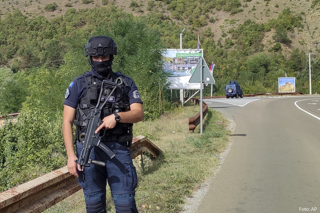 Manastiri i Banjskës nën kontrollin e policisë, shihen edhe makinat e EULEX-it