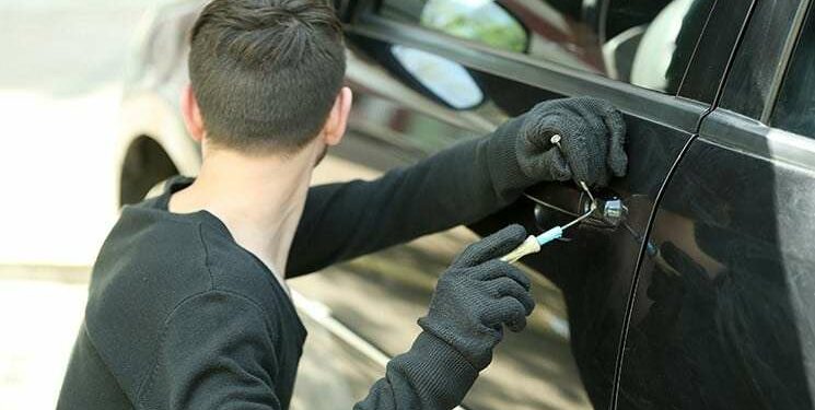 E parkoi skaj rrugës, qytetarit në Skenderaj ia vjedhin BMW’në