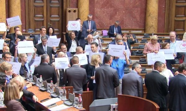 Kaos me vuvuzela në Kuvendin e Serbisë, e përmendin edhe kryeministrin Kurti