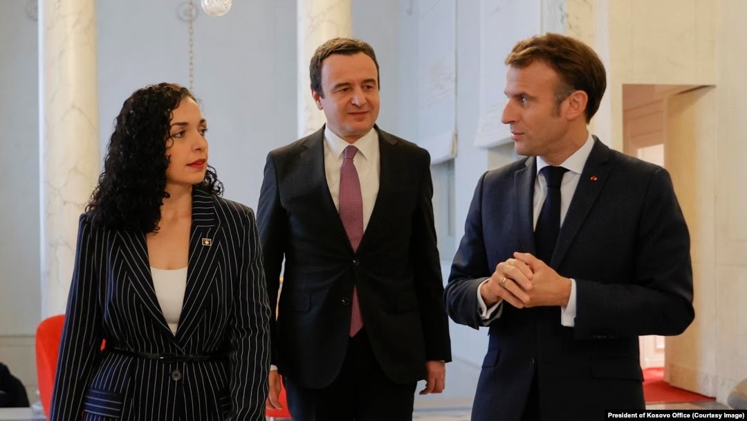 Izolimi vazhdon/ Franca ‘godet’ Kosovën, Macron njofton se ka pezulluar liberalizimin e vizave
