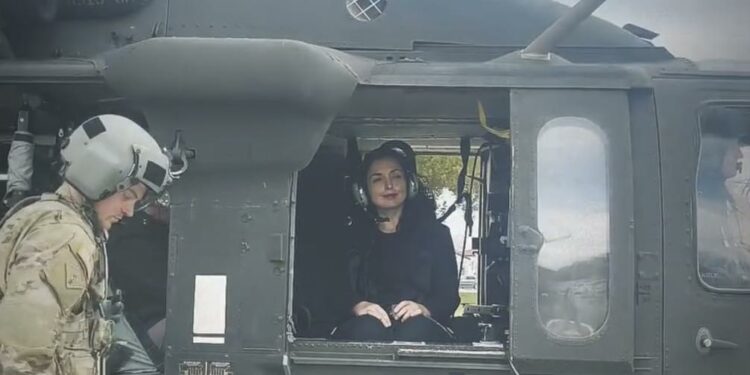 Amerikanët e nderojnë presidenten e Kosovës, e bartin me helikopter ushtarak
