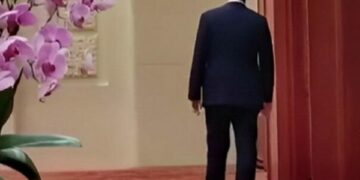 Vuçiq endej nëpër një korridor të zbrazët në samitin në Pekin, videoja bëhet hit e komentet për veprimet e tij janë thjesht epike