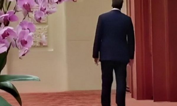 Vuçiq endej nëpër një korridor të zbrazët në samitin në Pekin, videoja bëhet hit e komentet për veprimet e tij janë thjesht epike