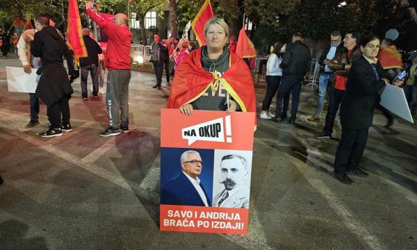 Protesta para Kuvendit malazez pas zgjedhjes së proserbit kryetar: Në Srebrenicë ka ndodhur gjenocid, po e bëjnë edhe këtu, jo me pushkë