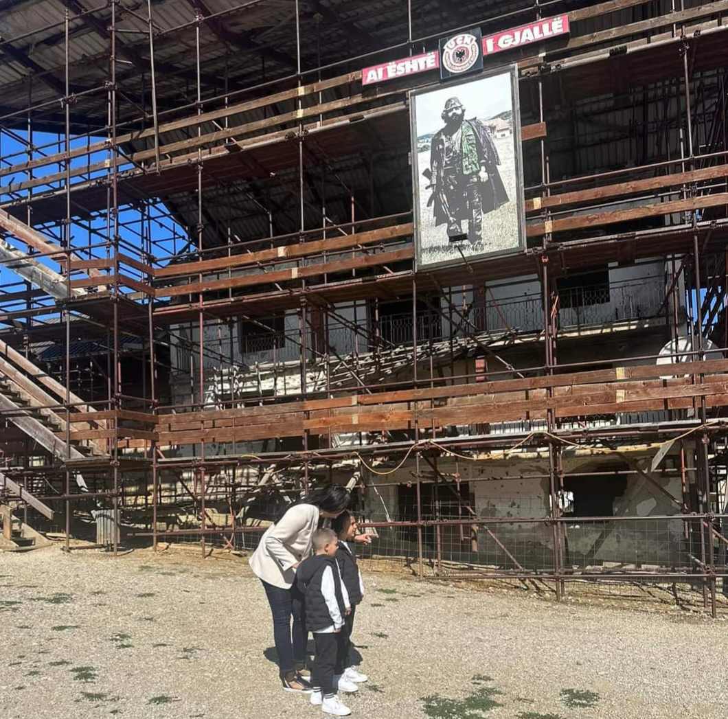 Deputetja Krasniqi viziton Kompleksin Memorial në Prekaz: Këtu i ka rrënjët liria e Kosovës