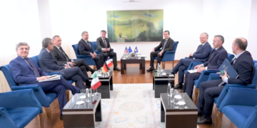 Kurti përshëndetet ftohtë me Lajçakun, publikohen pamjet kur kryeministri pret pesëshen e diplomatëve perëndimorë