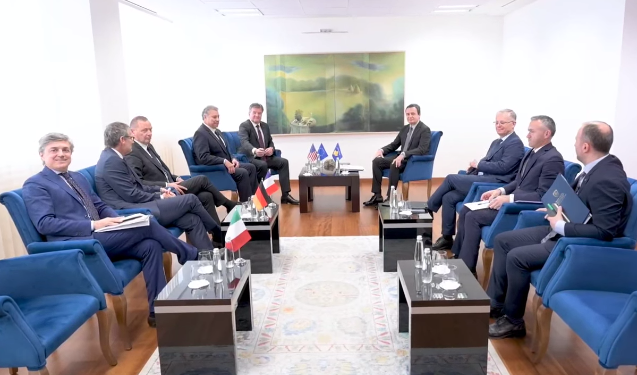 Kurti përshëndetet ftohtë me Lajçakun, publikohen pamjet kur kryeministri pret pesëshen e diplomatëve perëndimorë