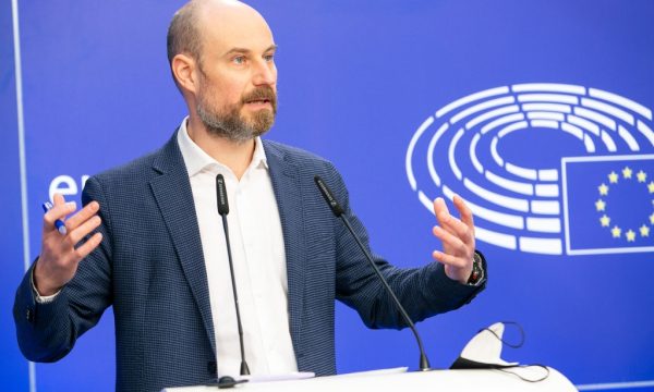 Eurodeputeti sllovak, raportues për Serbinë, fajëson Kurtin për ngecjen e bisedimeve