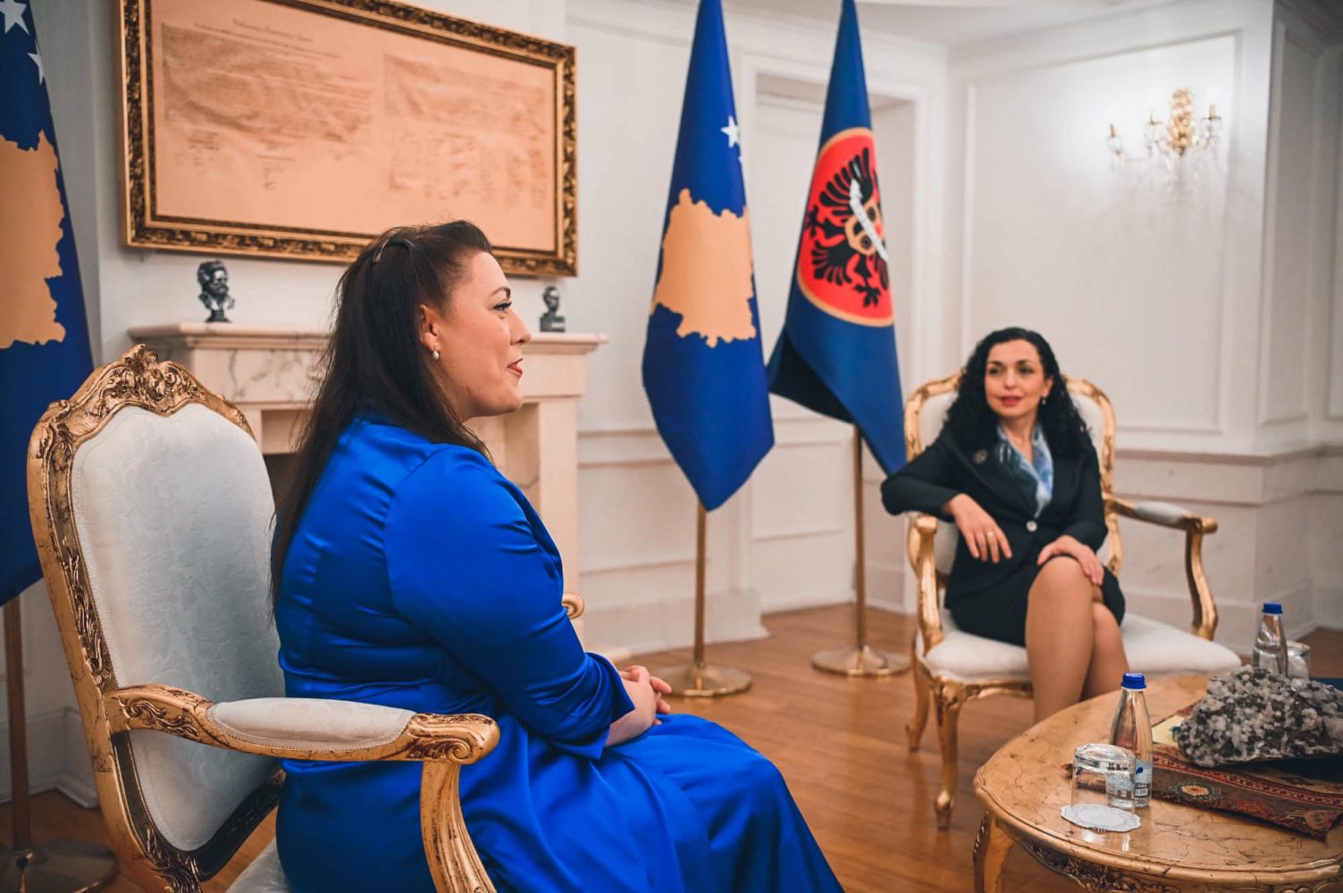 Osmani takohet me deputeten britanike Kearns, i kërkon të merren masa ndëshkuese ndaj Serbisë