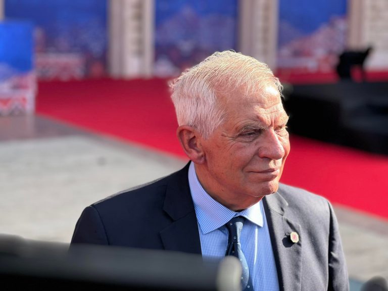 Borrell për Ahtisaarin: Mençuria e tij do të mungojë, në kohët që përballemi sot