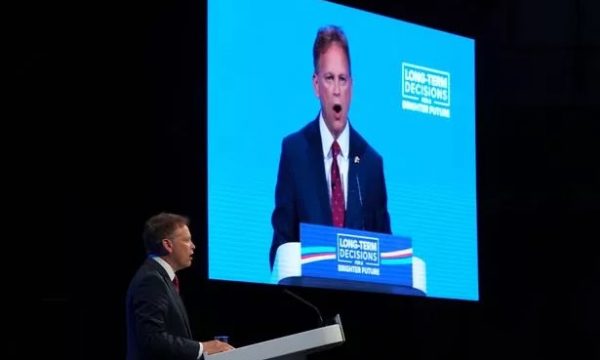 Batalioni prej 200 ushtarësh britanikë ditëve të ardhshme në Kosovë, Sekretari i Mbrojtjes flet për tensionet