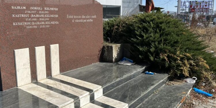 Analisti tmerrohet me gjendjen e një memoriali në Kosovë: Vend ku hidhen mbeturinat