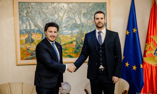 Abazoviq dorëzon mandatin, i uron suksese kryeministrit të ri