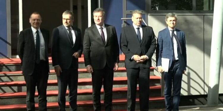 Pesëshja diplomatike në Qeveri, takohen me kryeministrin Kurti