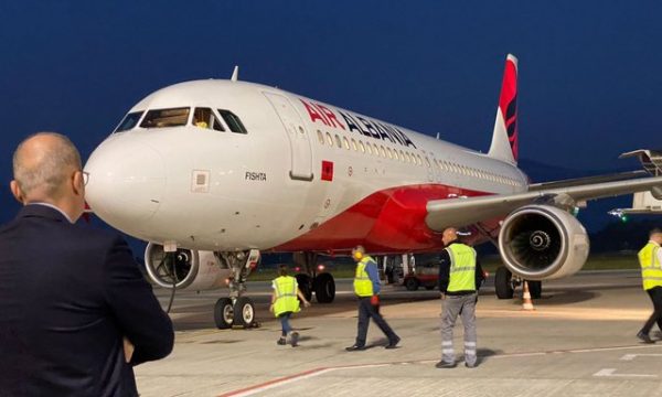 MPJ njofton për arritjen e avionit të parë nga Izraeli në Rinas: Janë 40 pasagjerë, ka edhe nga Kosova
