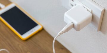 Disa gjëra që ndoshta po i bëni gabim kur karikoni telefonin