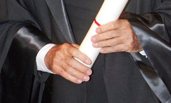 “Tani do të ndalem”, 91-vjeçari merr diplomën e 15-të