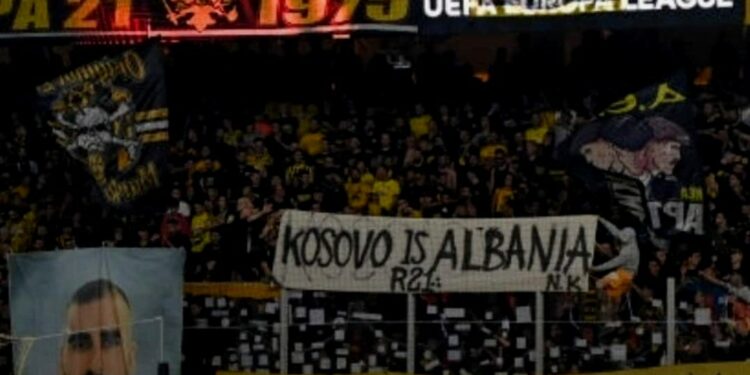 Tifozët e AEK shpalosin banerin Kosova është Shqipëri!