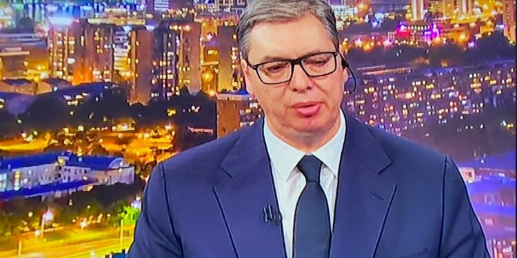 Vuçiq për CNN thotë se ushtria serbe nuk u dërgua afër kufirit të Kosovës për ta larguar vëmendjen nga Radojçiq