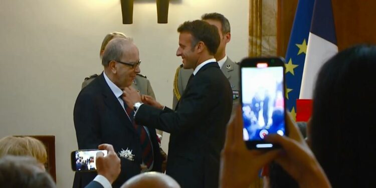 Macron, Kadares: Si rapsod i Evropës kam nderin sot t’ju ngreh në gradën “Oficerit të Madh të Legjionit të Nderit”