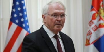 Kërkohet paraburgim për 50 vjeçarin serb që kërcënoi ambasadorin Hill